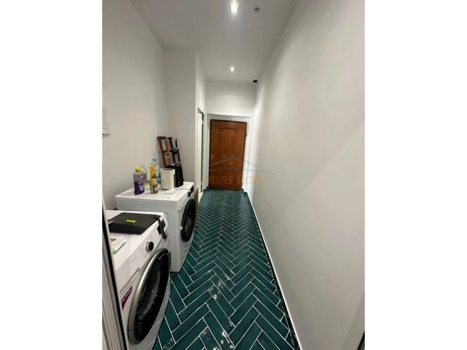 Tirane, shitet apartament 1+1 Kati 5, 73 m² 220.000 € (Shallvaret)