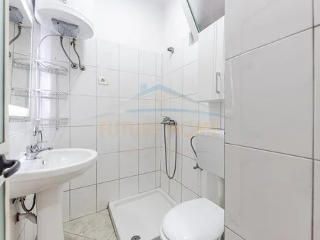 Durres, jepet me qera garsonier 1+1 Kati 7, 400 € 