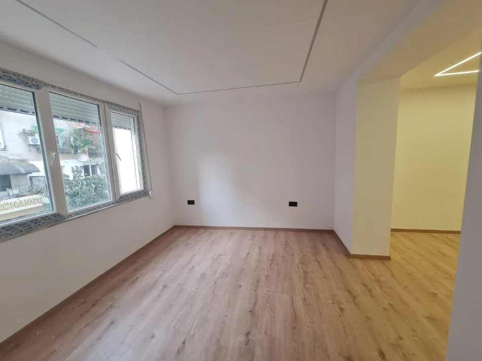 Tirane, shitet ambjent biznesi Kati 2, 107 m² 320.000 € (Bllok)
