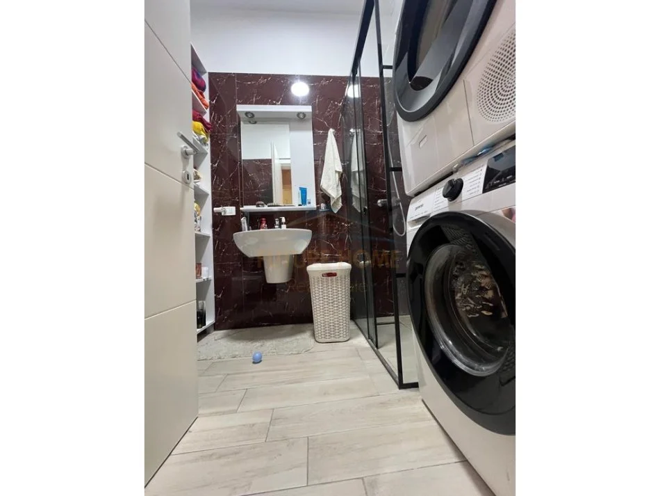 Tirane, shitet apartament 2+1+Ballkon Kati 5, 121 m² 350.000 € (rruga e kavajes)