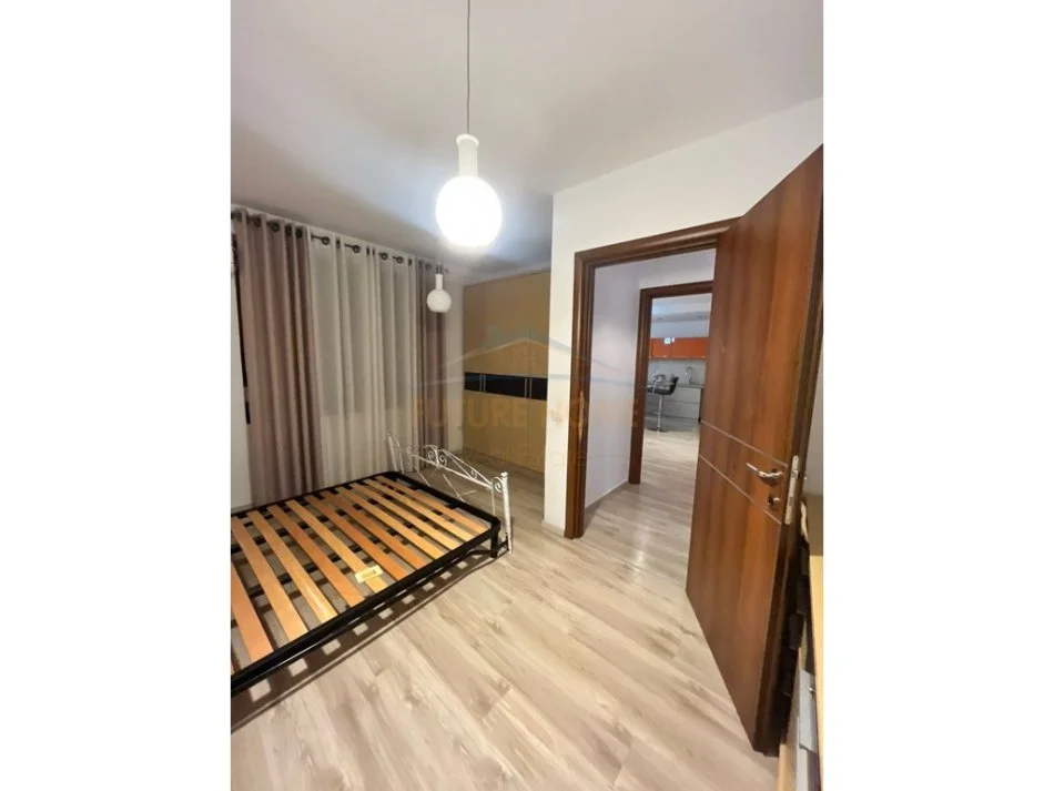 Tirane, jepet me qera apartament 1+1 Kati 1, 74 m² 600 € (Rruga e Bogdaneve)