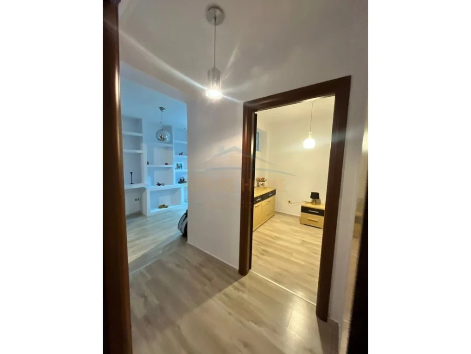 Tirane, jepet me qera apartament 1+1 Kati 1, 74 m² 600 € (Rruga e Bogdaneve)
