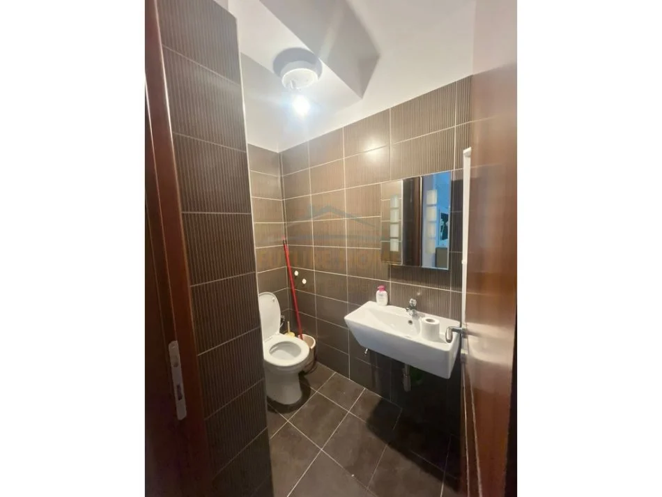 Tirane, jepet me qera apartament 1+1 Kati 1, 74 m² 600 € (Rruga e Bogdaneve)