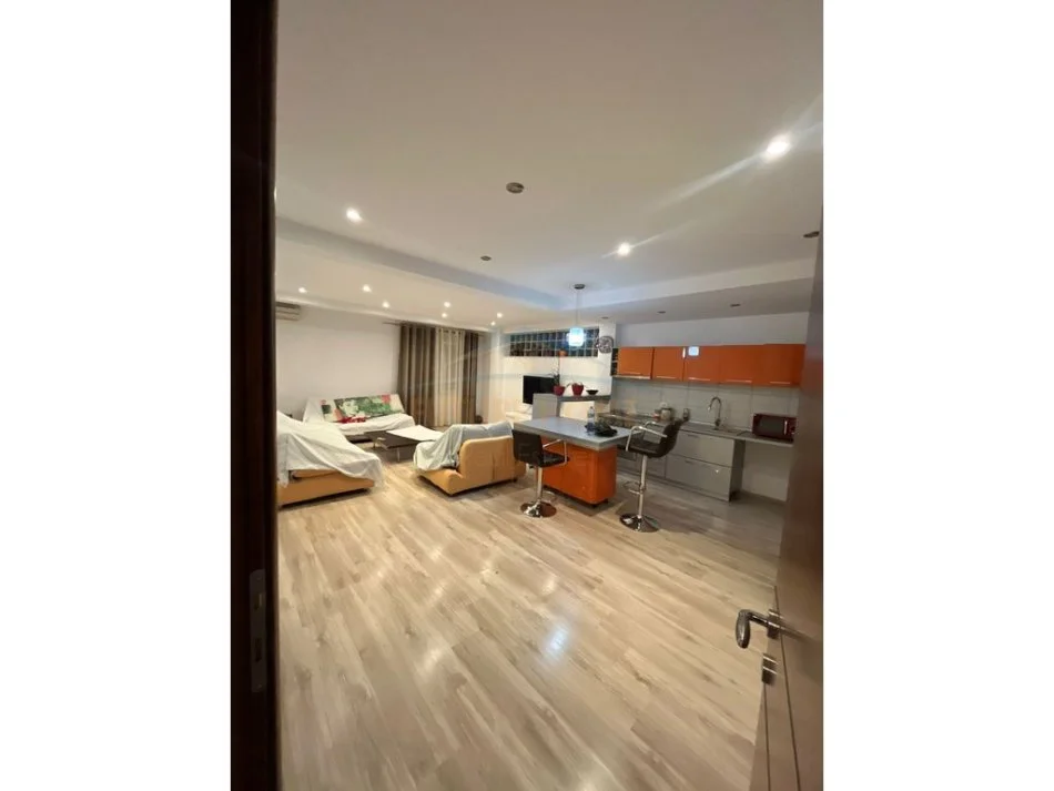 Tirane, jepet me qera apartament 1+1 Kati 1, 74 m² 600 € (Rruga e Bogdaneve)