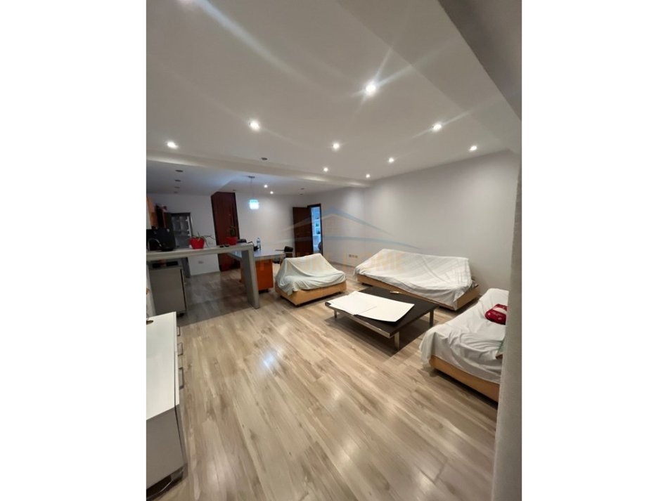 Tirane, jepet me qera apartament 1+1 Kati 1, 74 m² 600 € (Rruga Andon Zako Çajupi)