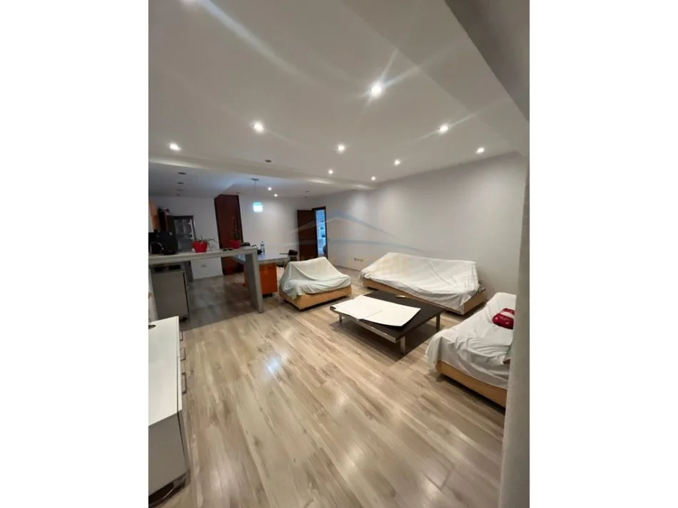 Tirane, jepet me qera apartament 1+1 Kati 1, 74 m² 600 € (Rruga e Bogdaneve)