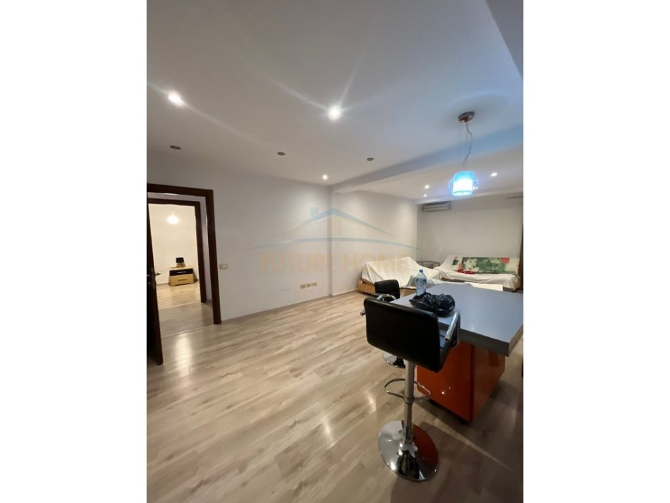 Tirane, jepet me qera apartament 1+1 Kati 1, 74 m² 600 € (Rruga Andon Zako Çajupi)