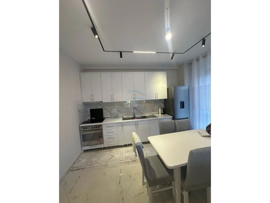 Tirane, jepet me qera apartament 2+1+Ballkon Kati 4, 750 € (Xhanfize Keko)