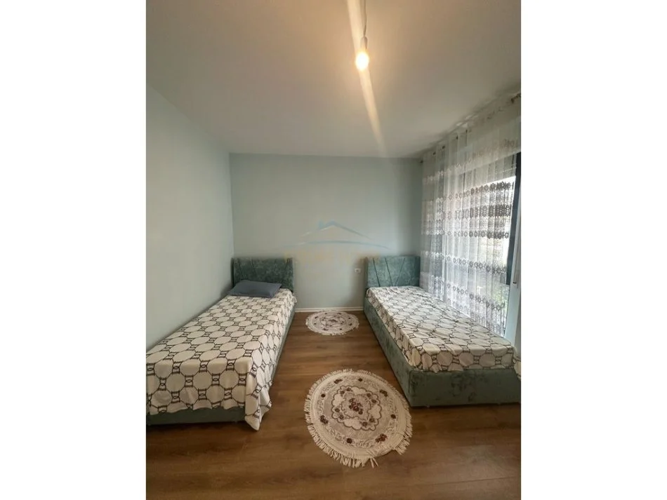 Tirane, jepet me qera apartament 2+1+Ballkon Kati 4, 750 € (Xhanfize Keko)