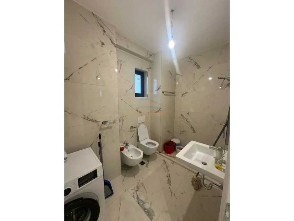 Tirane, jepet me qera apartament 2+1+Ballkon Kati 4, 750 € (Xhanfize Keko)