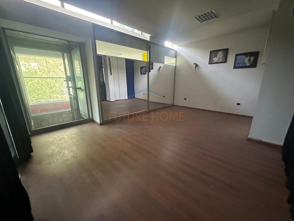 Tirane, jepet me qera zyre Kati 2, 1.000 m² (Rruga Xhanfize Keko, Xhamllik)