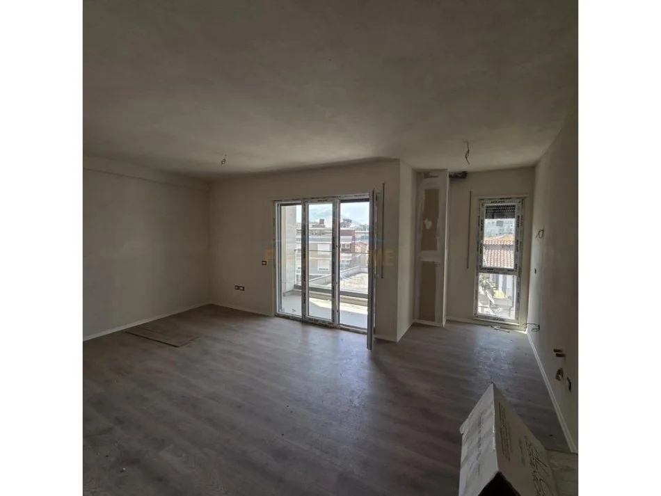 Tirane, shitet apartament 2+1+Ballkon Kati 2, 109 m² 196.200 € (Bulevardi i Ri)