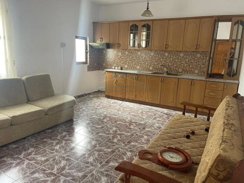 Tirane, jepet me qera 3+1 Kati 2, 111 m² 350 € 