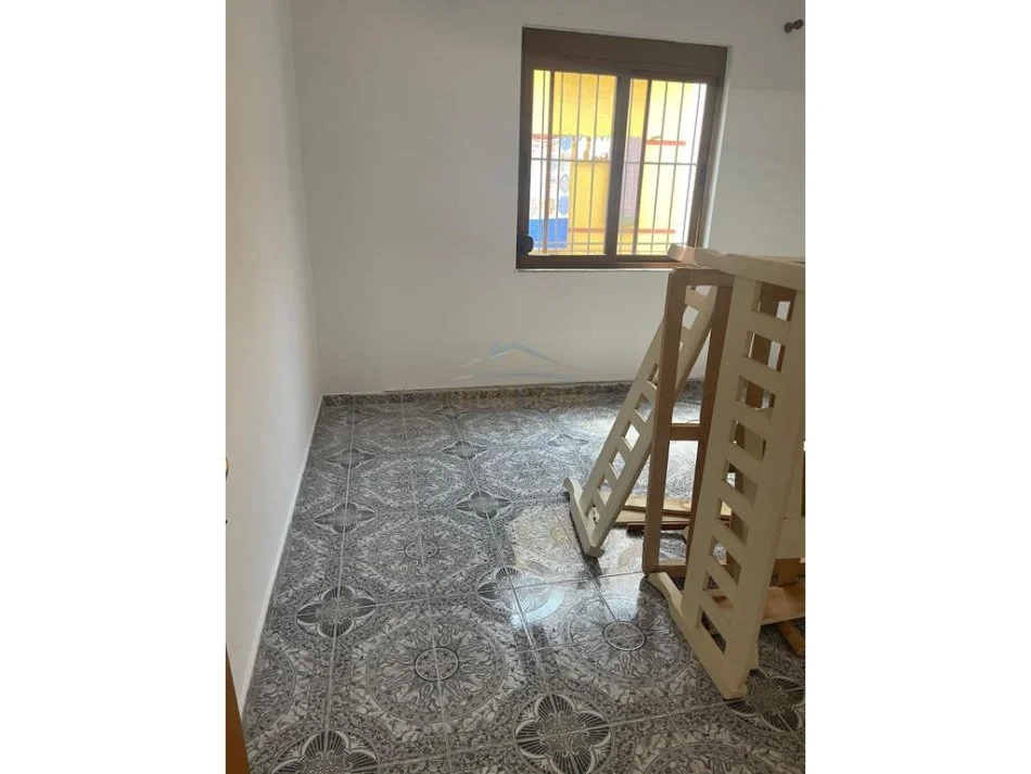 Tirane, jepet me qera 3+1 Kati 2, 111 m² 350 € 