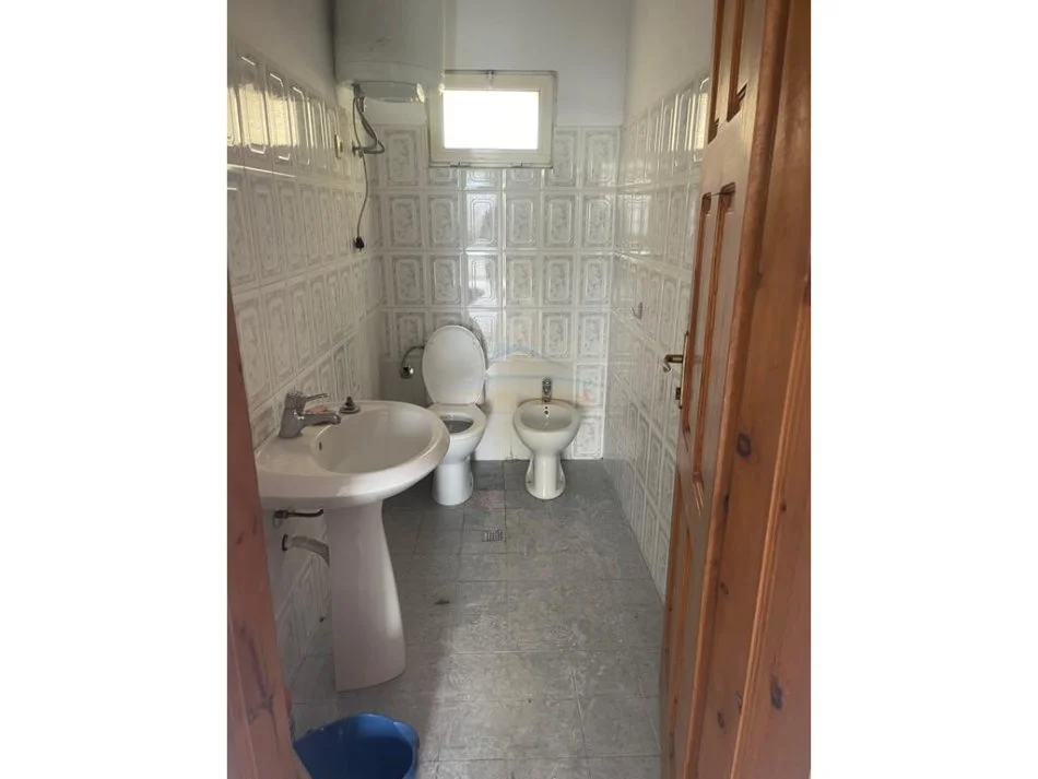 Tirane, jepet me qera 3+1 Kati 2, 111 m² 350 € 
