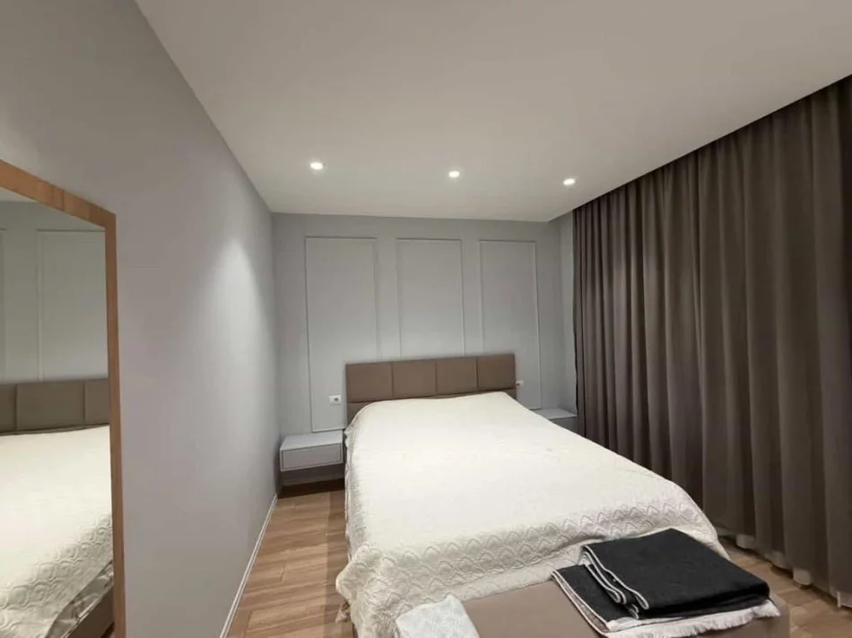 Tirane, jepet me qera 2+1 Kati 5, 100 m² 750 € 