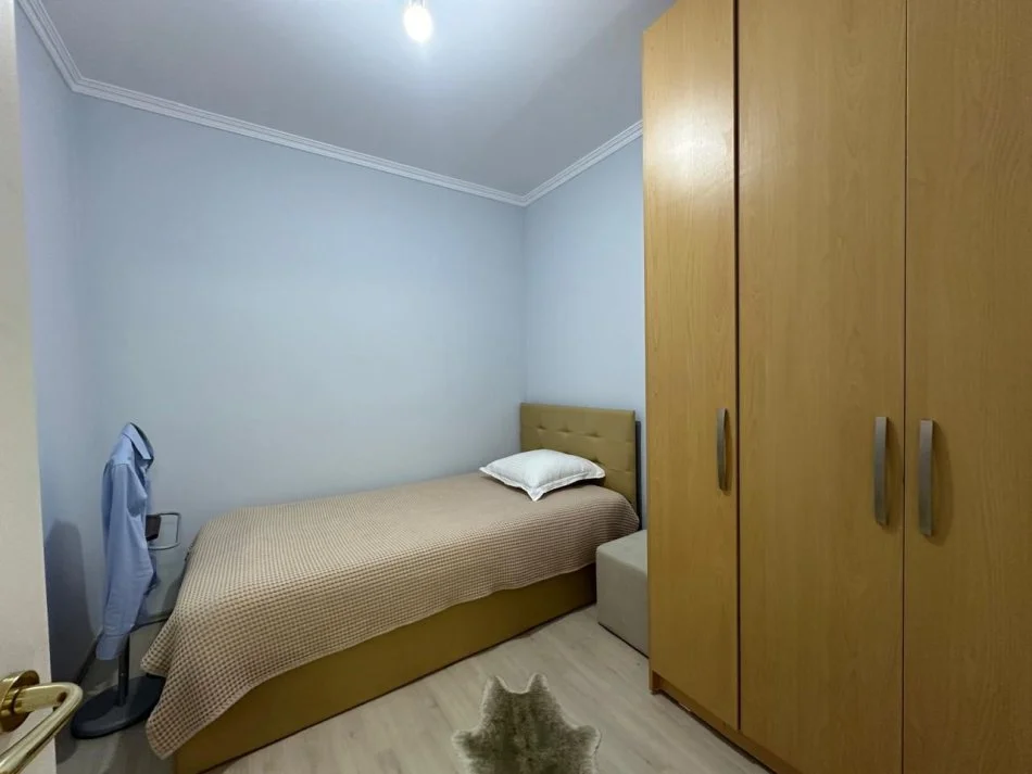 Tirane, jepet me qera apartament 3+1 Kati 5, 140 m² 700 € (Vasil Shanto)