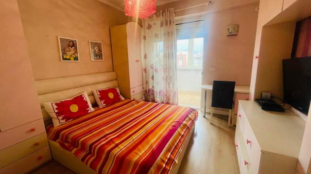 Tirane, jepet me qera apartament 3+1+A+BLK Kati 7, 130 m² 600 Euro (Barrikada)