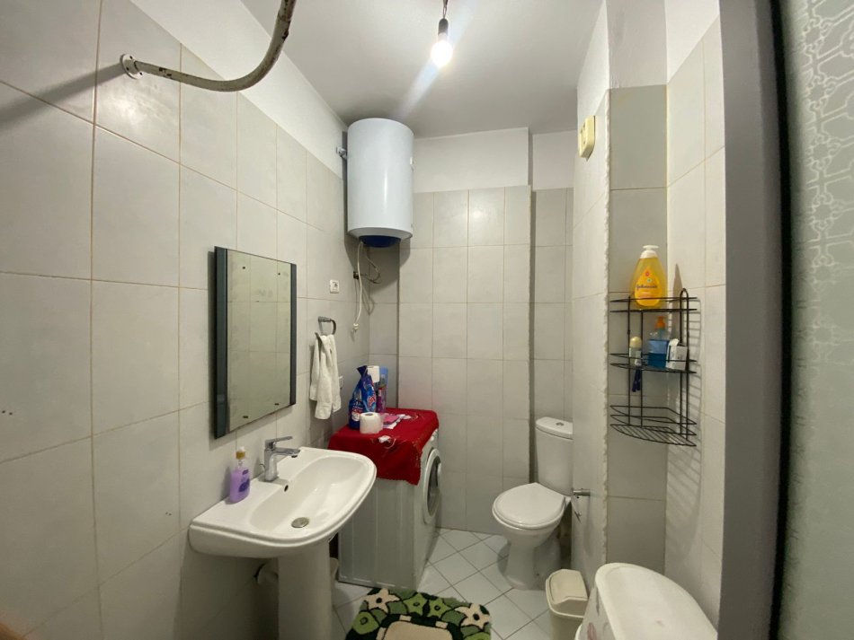 Tirane, jepet me qera apartament 1+1+Ballkon Kati 6, 65 m² 300 € (AUTOSTRADA)