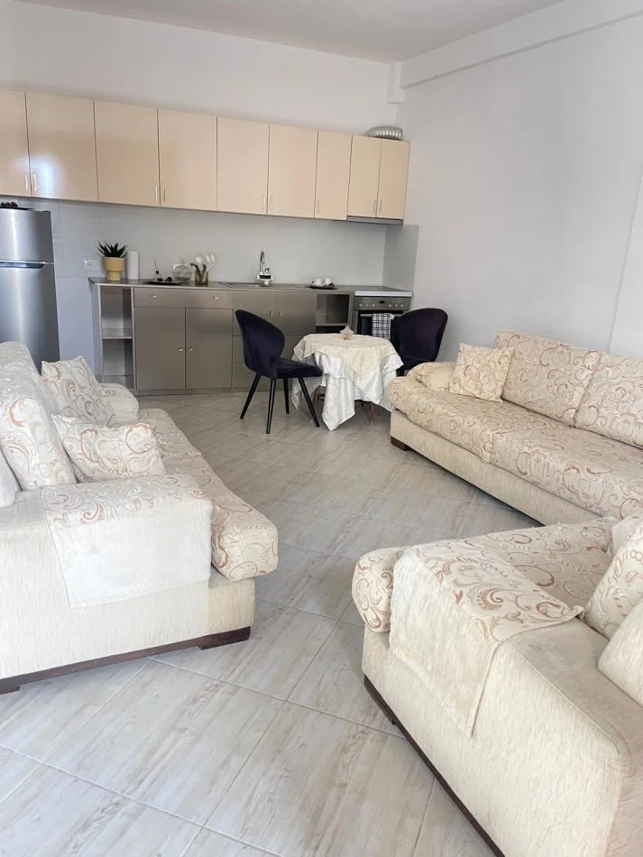 Tirane, jap me qera shtepi 1+1+Aneks+Ballkon Kati 1, 70 m² 350 € (Leka e madh)
