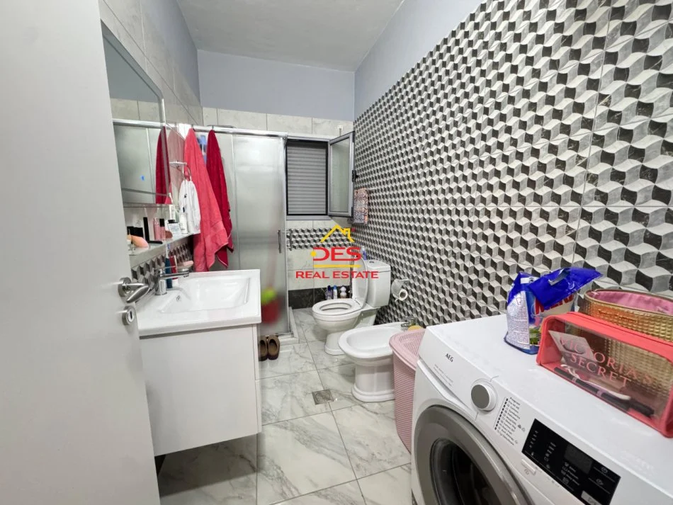 Vlore, jepet me qera apartament 1+1+Ballkon Kati 5, 70 m² 600 € (Rruga Murat Tërbaçi)