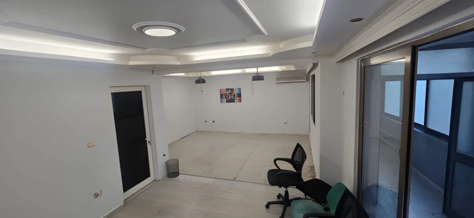 Tirane, jepet me qera ambjent biznesi Kati 1, 120 m² 1.000 € (Sheshi Wilson / Ish-Blloku)
