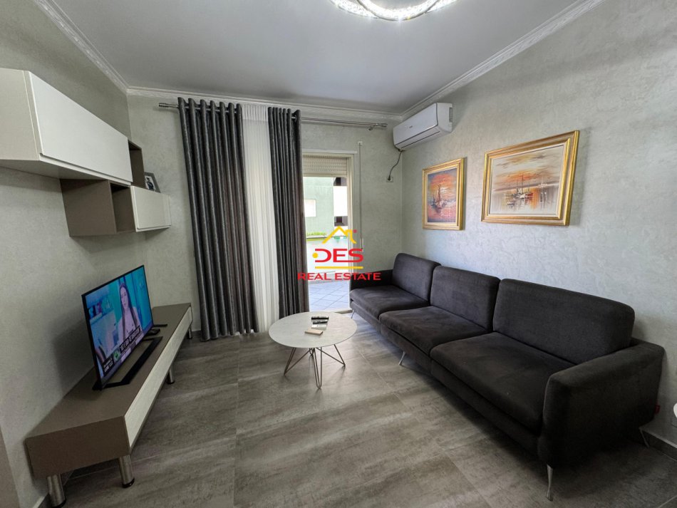 Vlore, jepet me qera apartament 2+1+Ballkon Kati 7, 100 m² 600 € (Rruga Murat Tërbaçi , Vlorë)