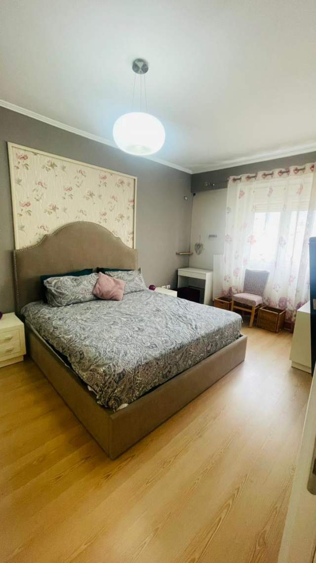 Tirane, jepet me qera apartament 3+1+A+BLK Kati 7, 130 m² 600 Euro (Barrikada)