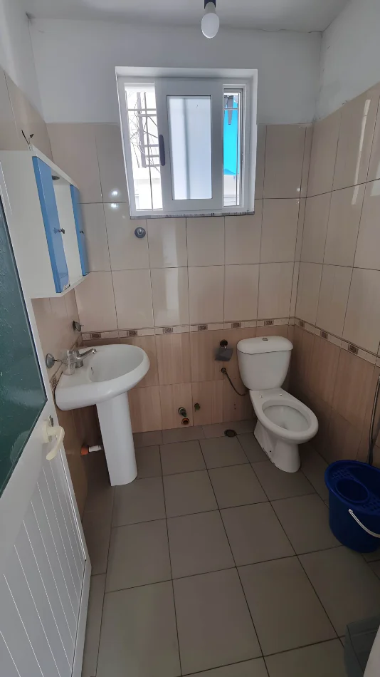 Tirane, jepet me qera apartament 1+1+Ballkon Kati 1, 70 m² 350 € (21 Dhjetori)