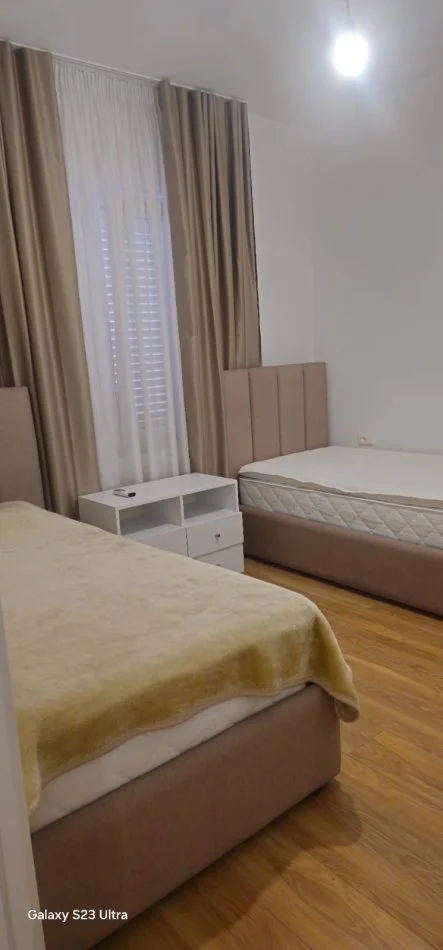 Shqiperi, jepet me qera apartament 2+1+Ballkon Kati 1, 85 m² 600 € (21 Dhjetori)