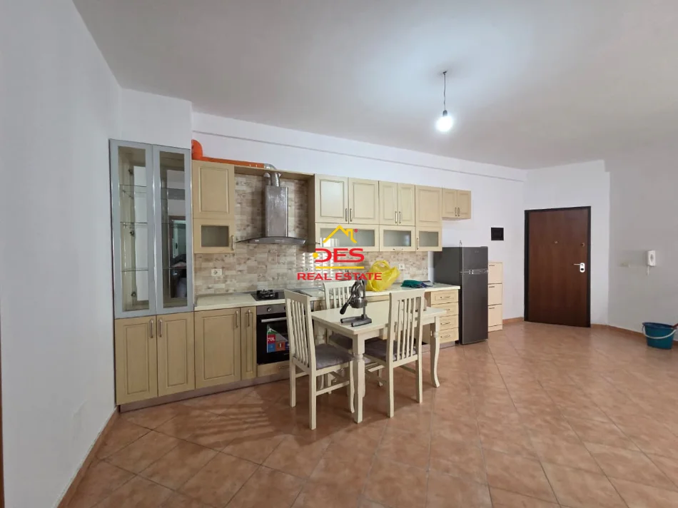 Vlore, jepet me qera apartament 2+1+Ballkon Kati 2, 90 m² 400 € (Rruga Sazani)