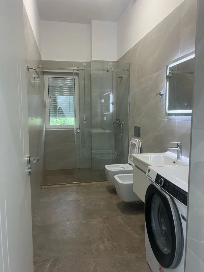 Tirane, jepet me qera 2+1+Ballkon Kati 2, 800 € (liqeni thate)