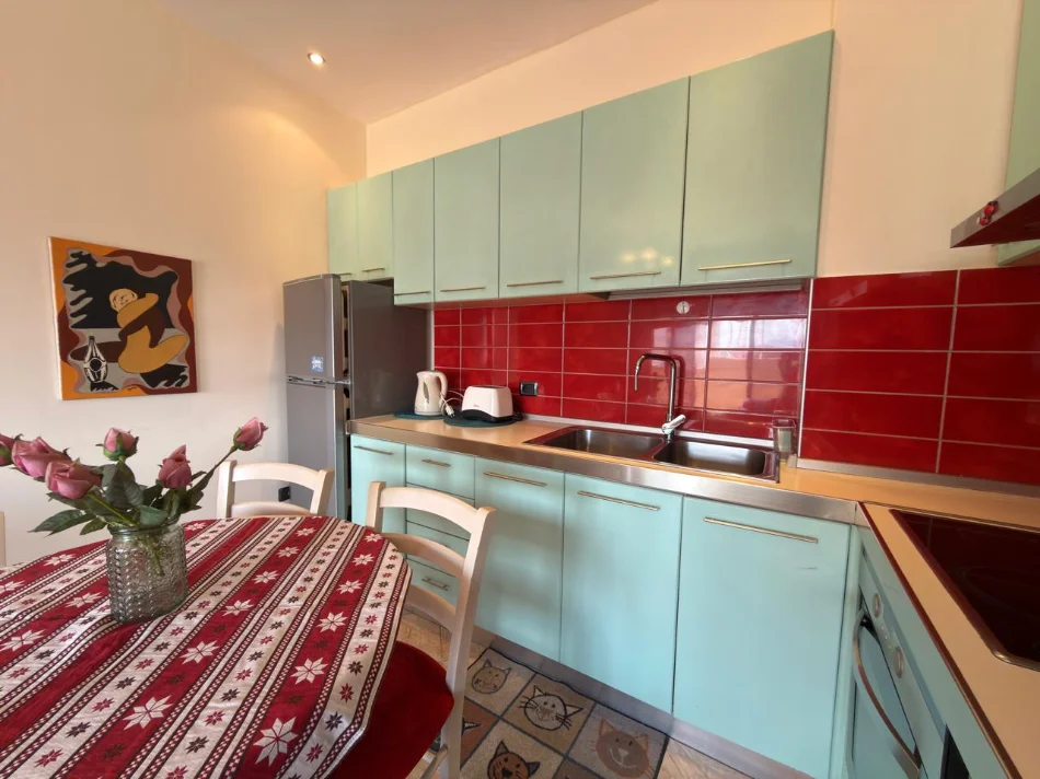 Tirane, jepet me qera 2+1+Ballkon Kati 9, 90 m² 700 € (9 kateshet)