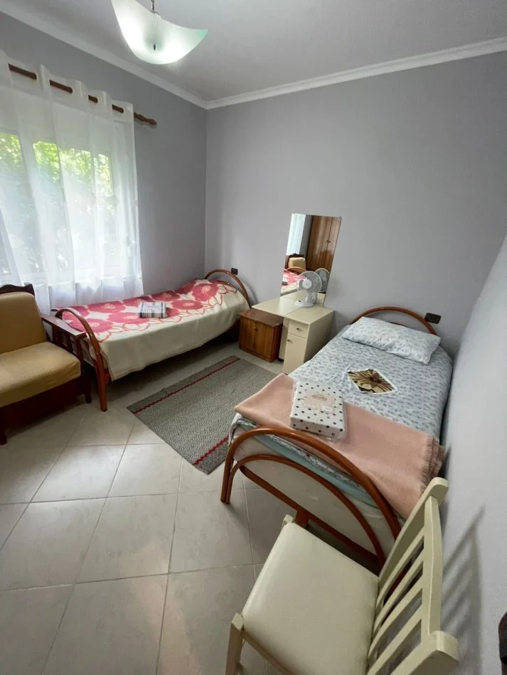 Tirane, jepet me qera apartament 2+1+Ballkon Kati 1, 87 m² 500 € (Rruga E Kavajes)