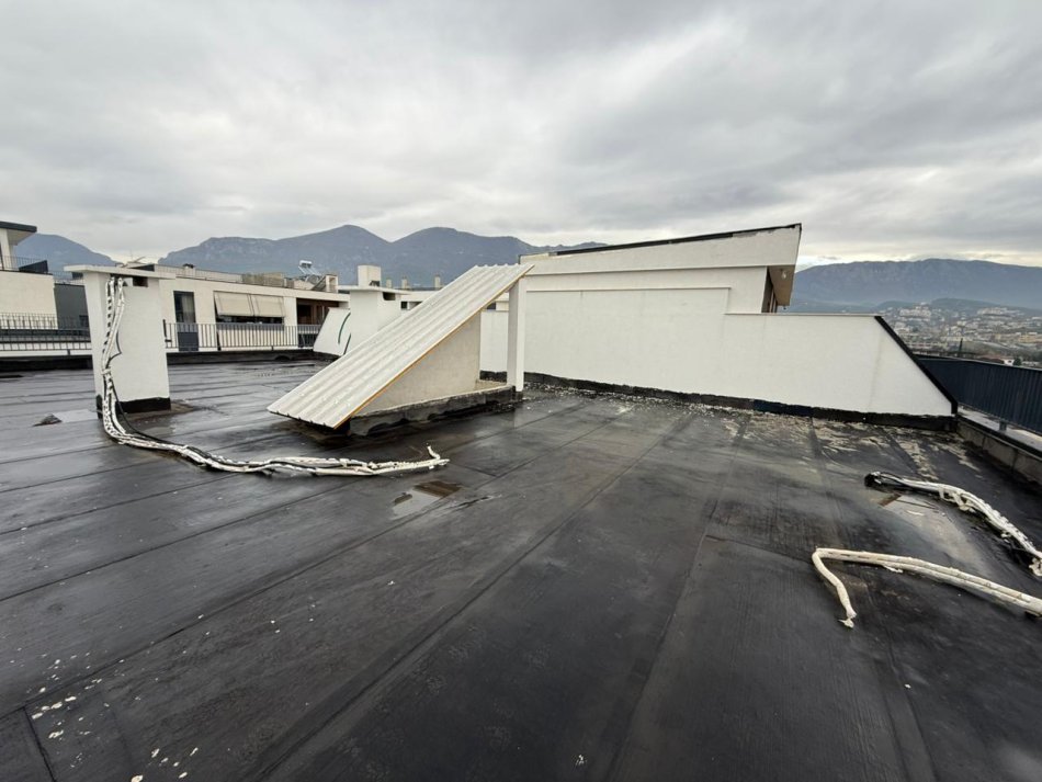 Tirane, shes apartament 3+1+Ballkon Kati 5, 191 m² 348.640 € (Shkoze)