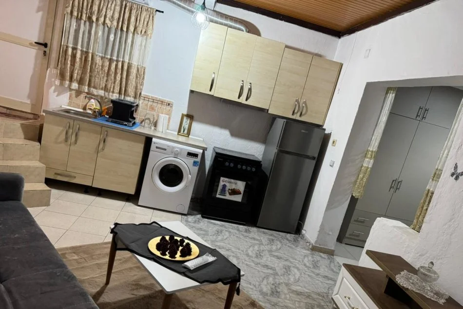 Tirane, jepet me qera shtepi 2+1 Kati 1, 80 m² 300 € (rruga Xhanfize Keko)