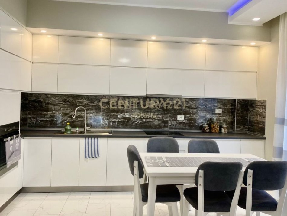 Tirane, jepet me qera apartament 2+1 Kati 5, 115 m² 750 € (Astir)