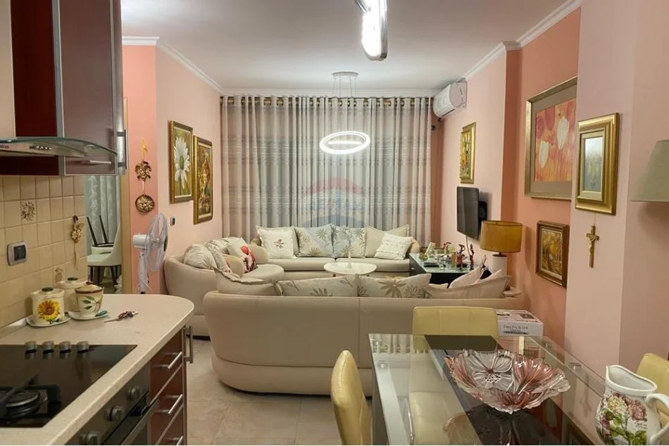 Tirane, jepet me qera apartament , 60 m² 600 € (Ura e Tabakve, Pazari i Ri)
