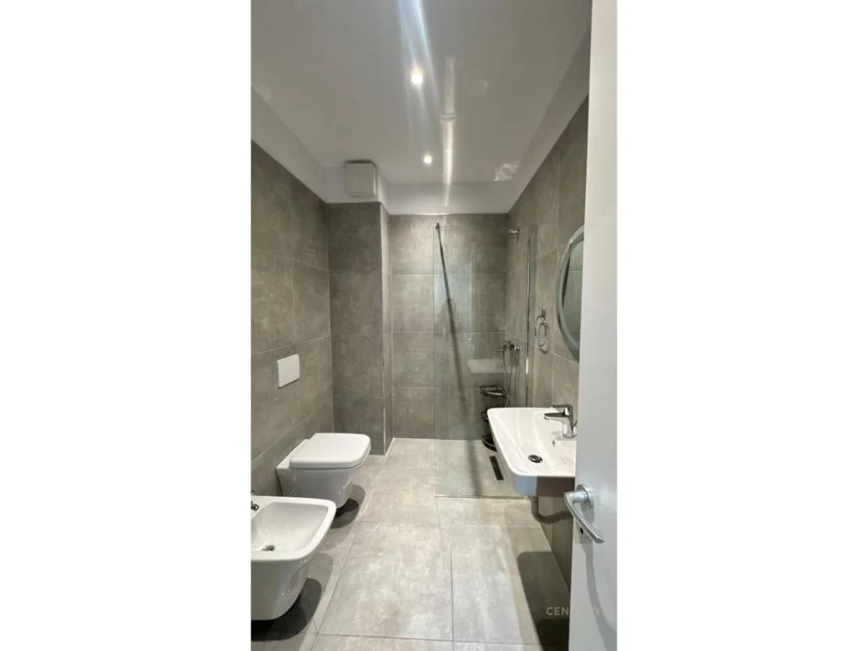 Tirane, jepet me qera apartament+verande | Penthouse 1+1 Kati 7, 53 m² 700 € (ish stacioni i trenit)