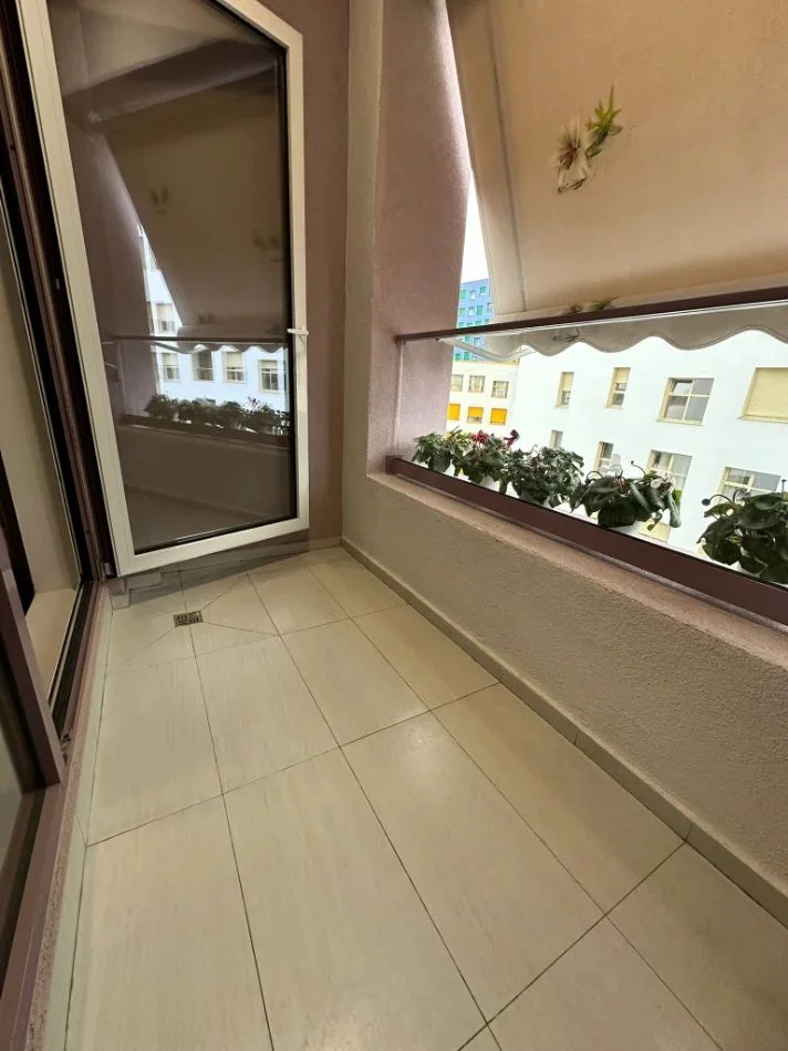 Tirane, jepet me qera apartament 1+1+Ballkon Kati 6, 60 m² 450 € (ALI DEMI)