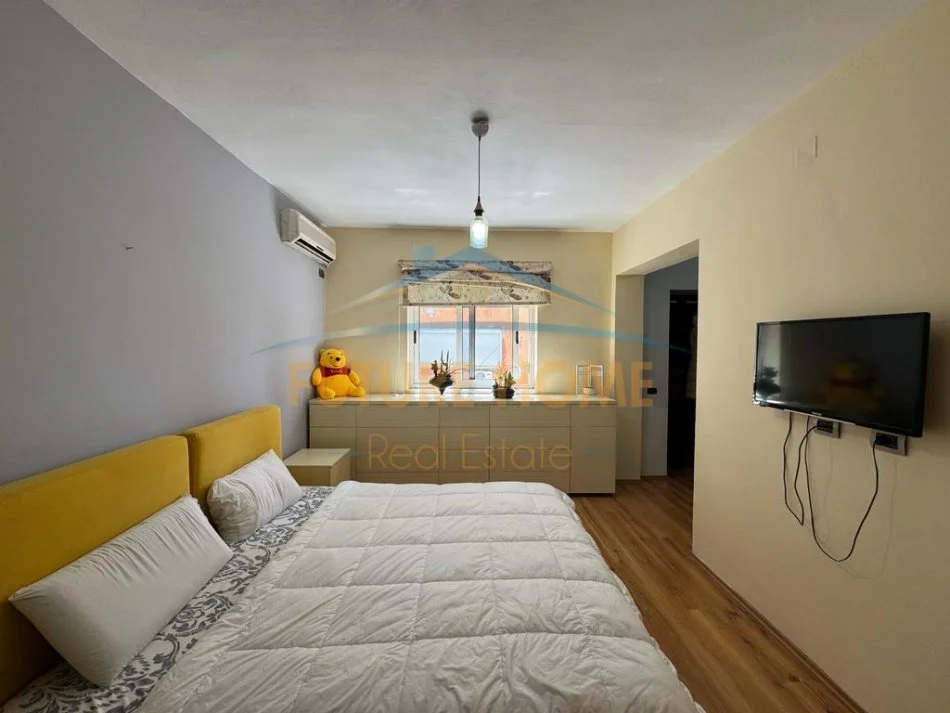 Tirane, jepet me qera apartament 2+1+Ballkon Kati 2, 85 m² 750 € (Komuna e Parisit)