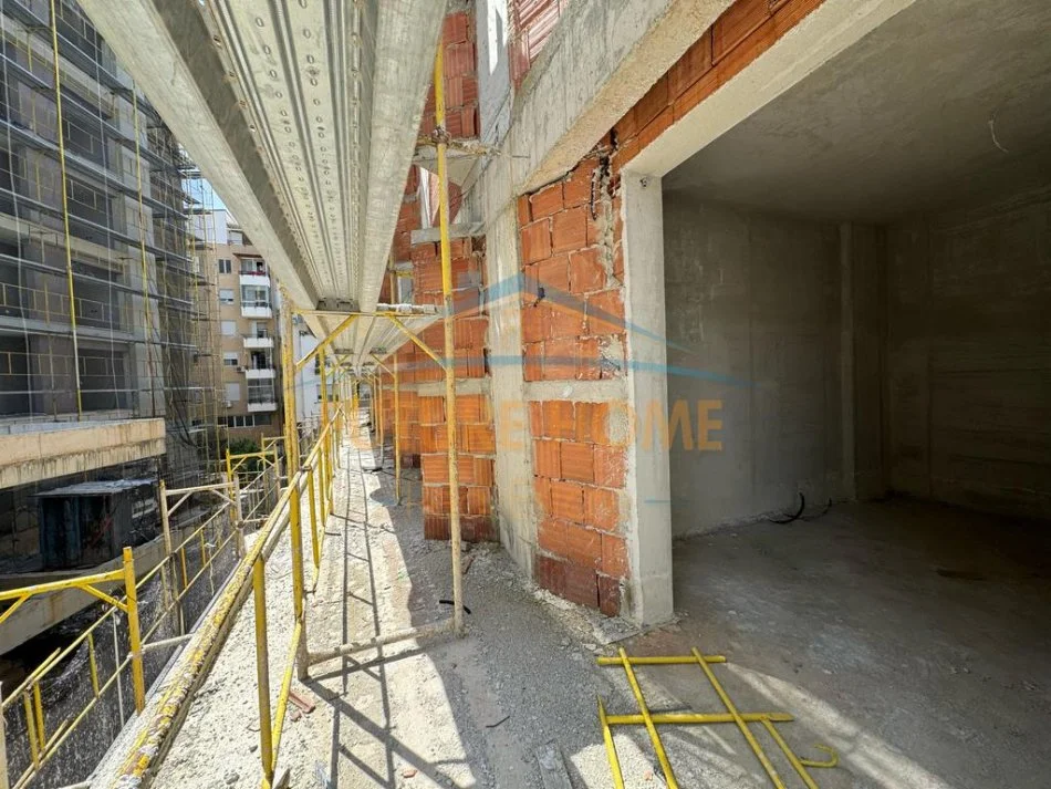 Shitet, Apartament 3+1+2+Post Parkimi, Liqeni i Thatë, Tiranë 320,000 €