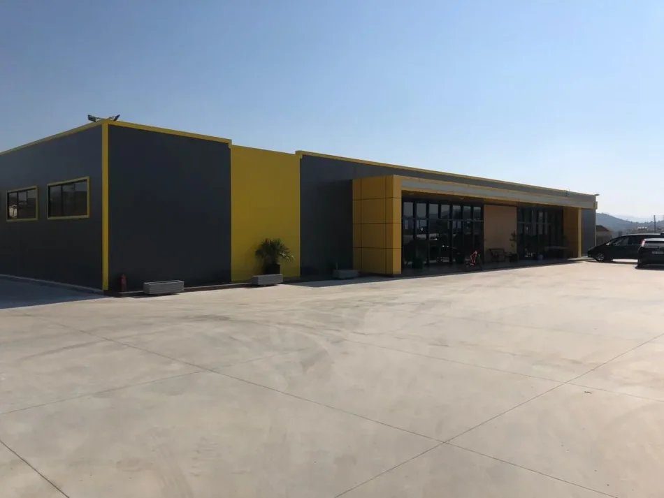 Tirane, jepet me qera magazine Kati 0, 1.500 m² 6.000 € (Prush)