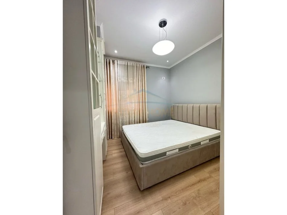 Tirane, jepet me qera apartament 2+1+Ballkon Kati 3, 77 m² 650 € (Kompleksi Golden Park , Rruga Bedri Karapici)