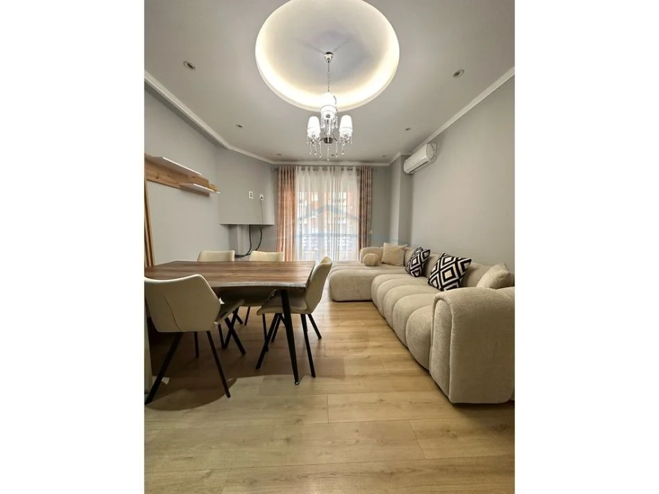 Tirane, jepet me qera apartament 2+1 Kati 3, 77 m² 650 € (Unaza e Re)