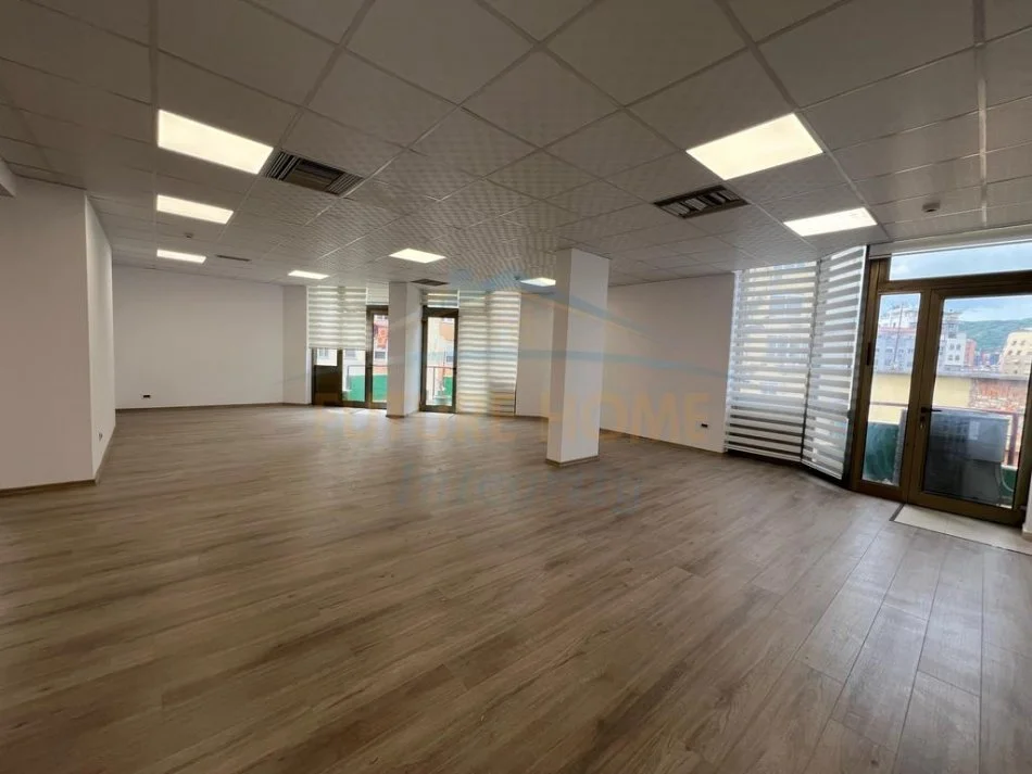 Tirane, jap me qera ambjent biznesi Kati 4, 100 m² 1.730 € (BLLOKU)