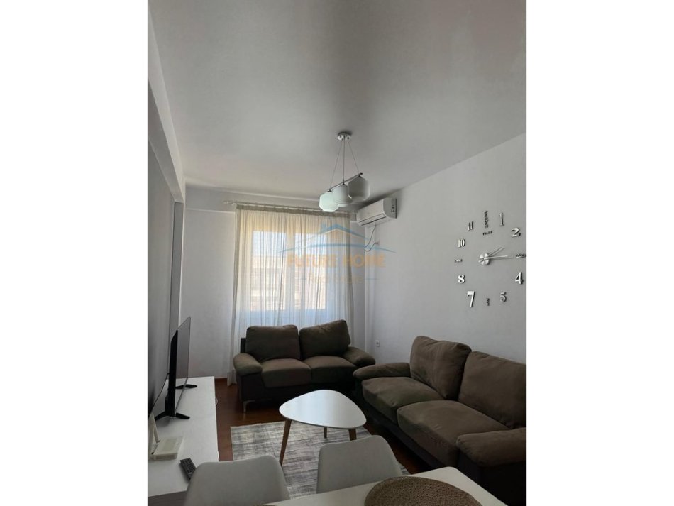 Tirane, jepet me qera apartament 2+1 Kati 8, 80 m² 600 € (Ish Parku Autobuzave)