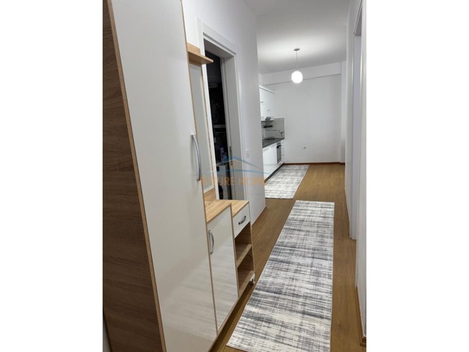Tirane, jepet me qera apartament 2+1 Kati 8, 80 m² 600 € (Ish Parku Autobuzave)