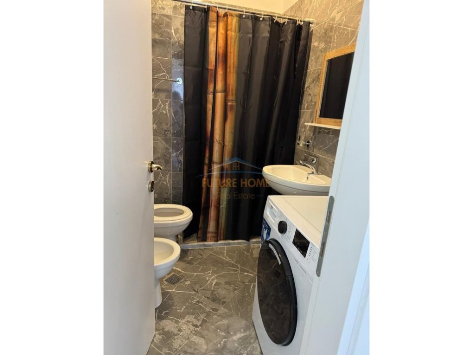 Tirane, jepet me qera apartament 2+1 Kati 8, 80 m² 600 € (Ish Parku Autobuzave)