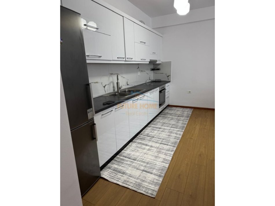 Tirane, jepet me qera apartament 2+1 Kati 8, 80 m² 600 € (Ish Parku Autobuzave)